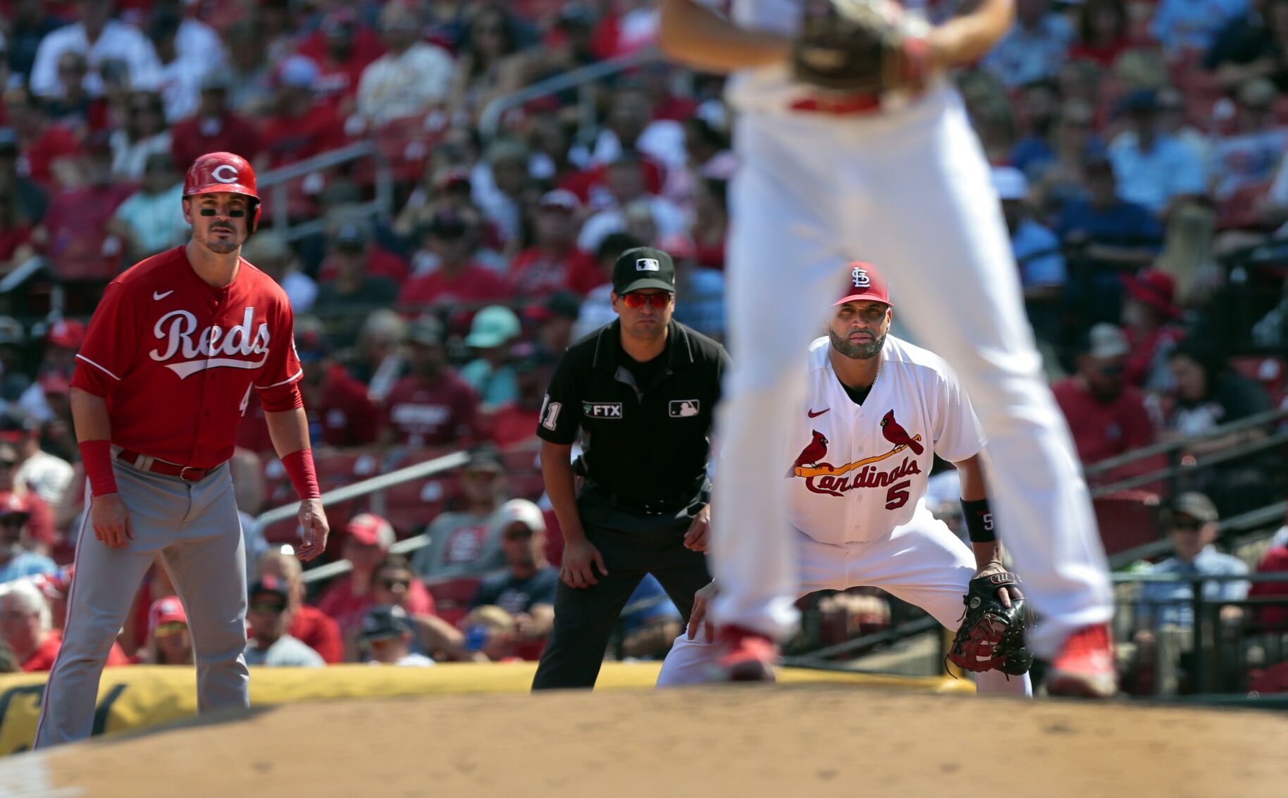 Cardinals beat Reds 5-1 in first game of doubleheader